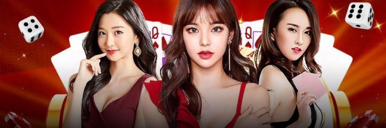 မြန်မာကစားသမားများ 589slo App ဒေါင်းလုဒ်ပြုပြီး Smartphone ဖြင့် ဘောလုံးနှင့် Esports ကစားနေသောမြင်ကွင်း